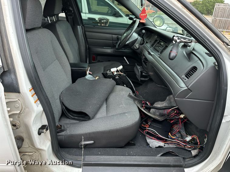 image for item NQ9311 2004 Ford Crown Victoria Police Interceptor