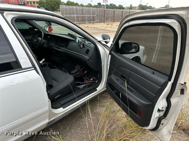 image for item NQ9311 2004 Ford Crown Victoria Police Interceptor