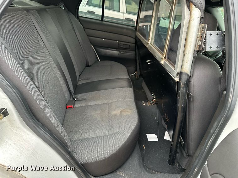 image for item NQ9311 2004 Ford Crown Victoria Police Interceptor