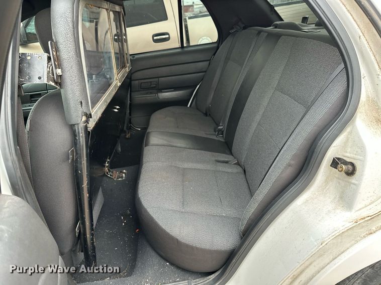 image for item NQ9311 2004 Ford Crown Victoria Police Interceptor