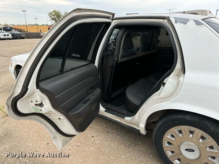 image for item NQ9311 2004 Ford Crown Victoria Police Interceptor