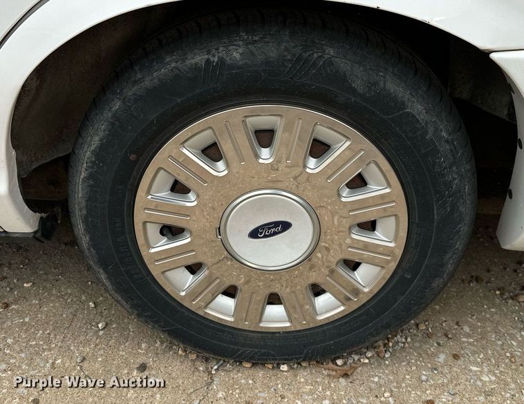 image for item NQ9311 2004 Ford Crown Victoria Police Interceptor