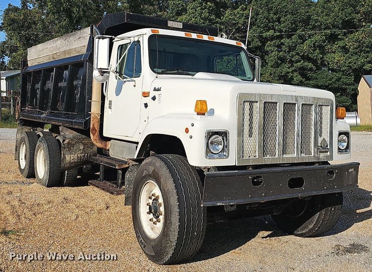 image for item NT9981 2003 International 2574  dump truck