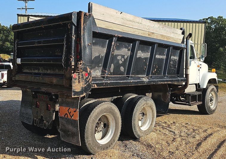 image for item NT9981 2003 International 2574  dump truck