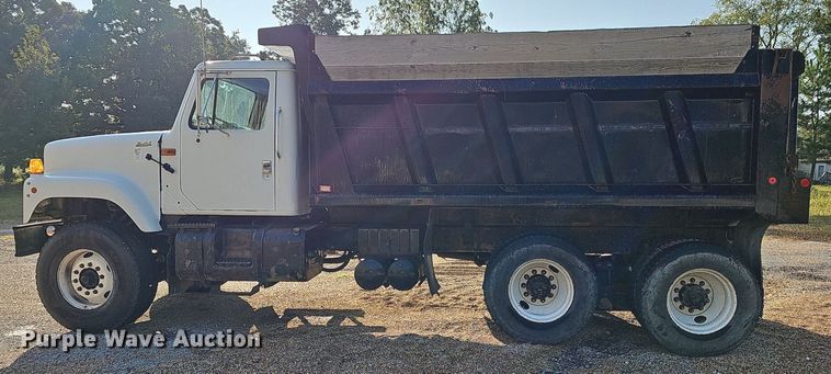 image for item NT9981 2003 International 2574  dump truck