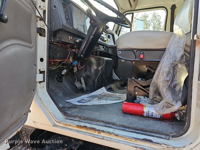 image for item NT9981 2003 International 2574  dump truck