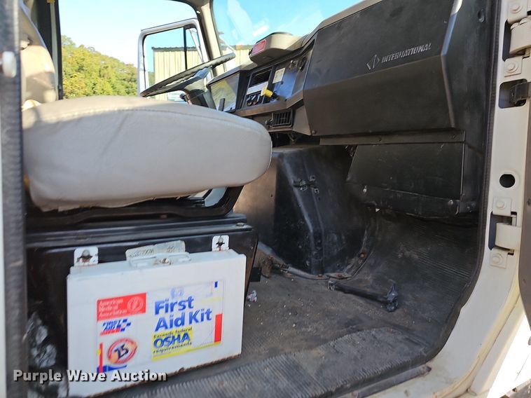 image for item NT9981 2003 International 2574  dump truck