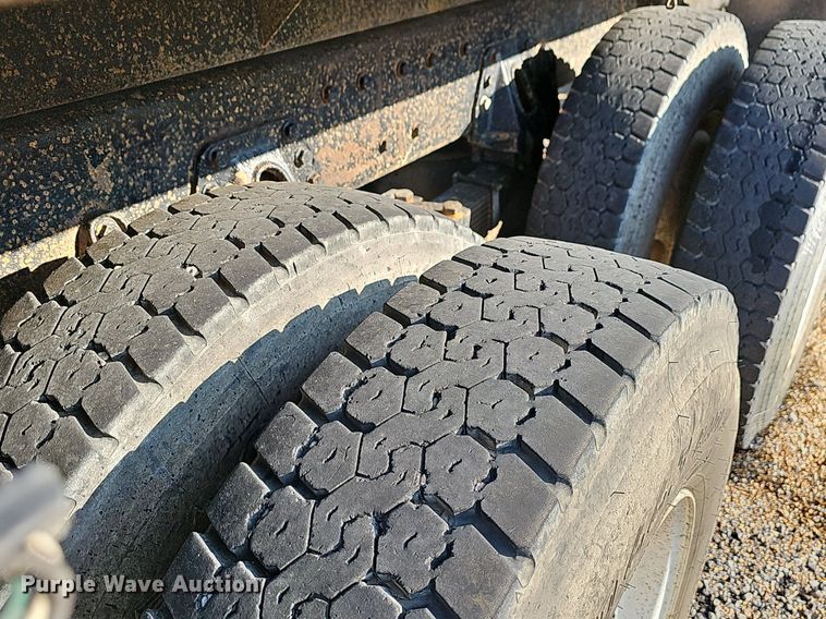 image for item NT9981 2003 International 2574  dump truck