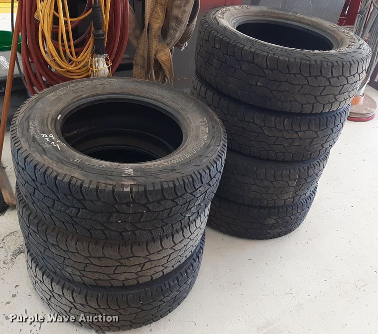 image for item NV9292 (7) 245/70R17 Cooper Discoverer A/T tires