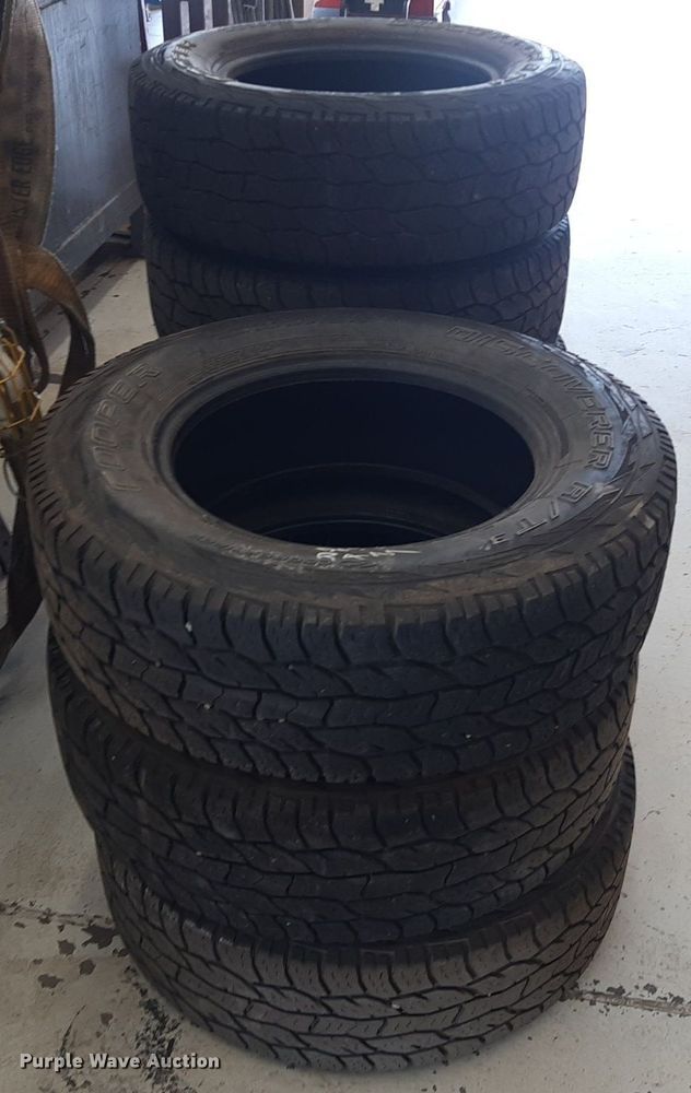 image for item NV9292 (7) 245/70R17 Cooper Discoverer A/T tires