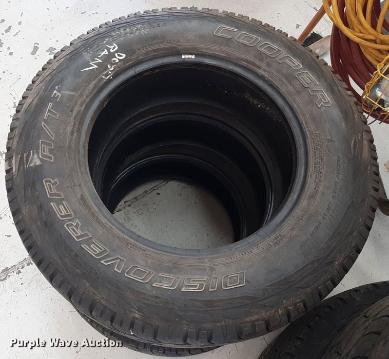 image for item NV9292 (7) 245/70R17 Cooper Discoverer A/T tires