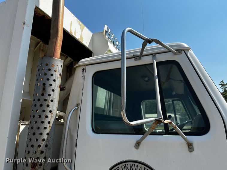 image for item OC9156 1991 International 4900  refuse truck