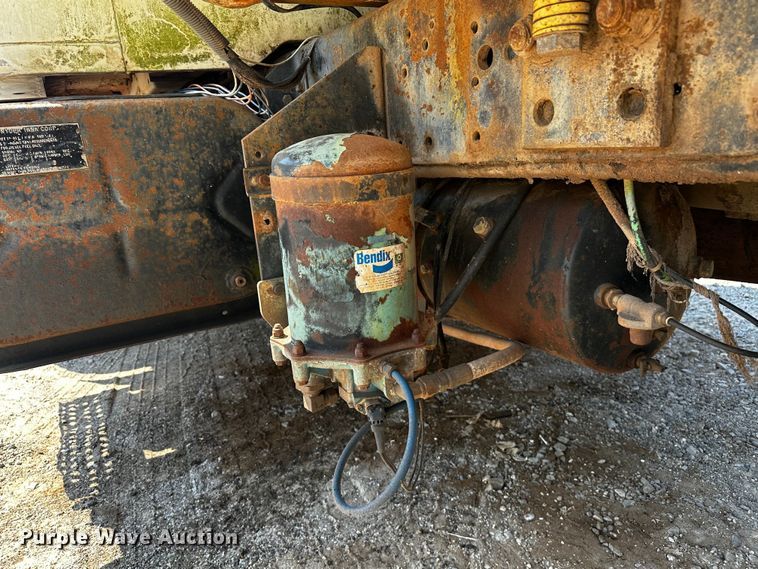 image for item OC9156 1991 International 4900  refuse truck