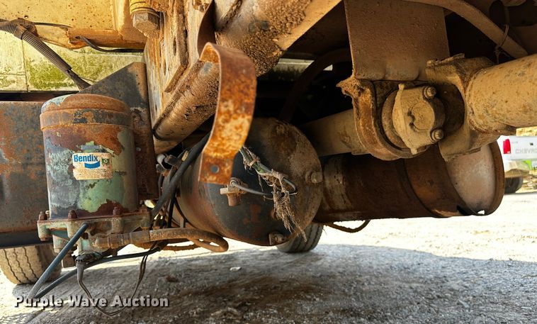 image for item OC9156 1991 International 4900  refuse truck