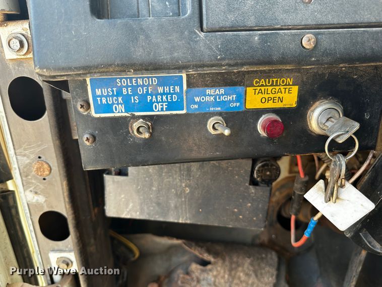 image for item OC9156 1991 International 4900  refuse truck