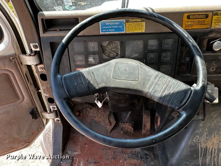 image for item OC9156 1991 International 4900  refuse truck