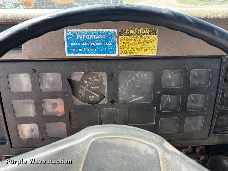 image for item OC9156 1991 International 4900  refuse truck