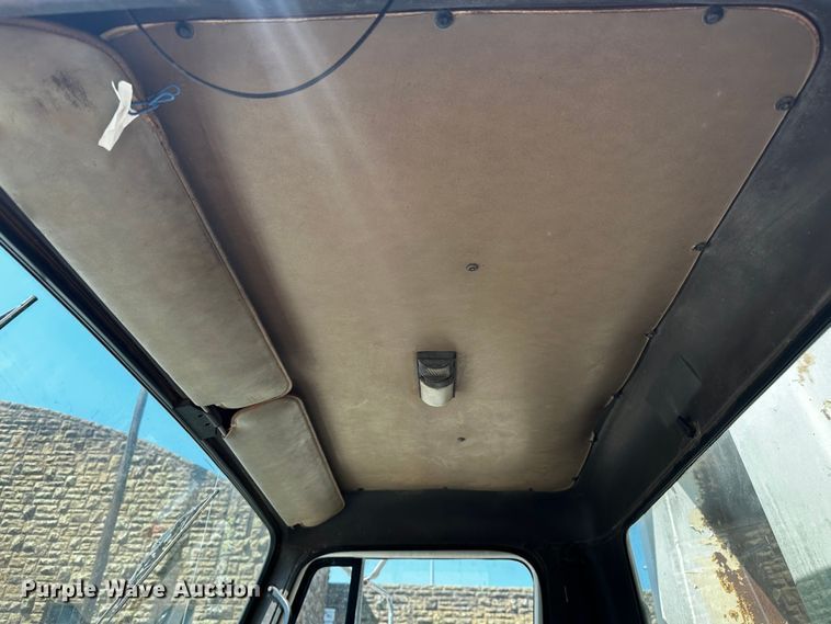 image for item OC9156 1991 International 4900  refuse truck