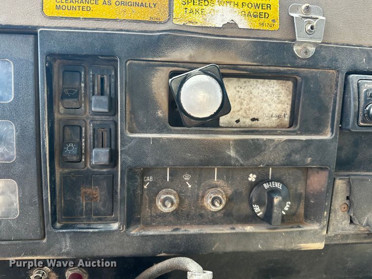 image for item OC9156 1991 International 4900  refuse truck