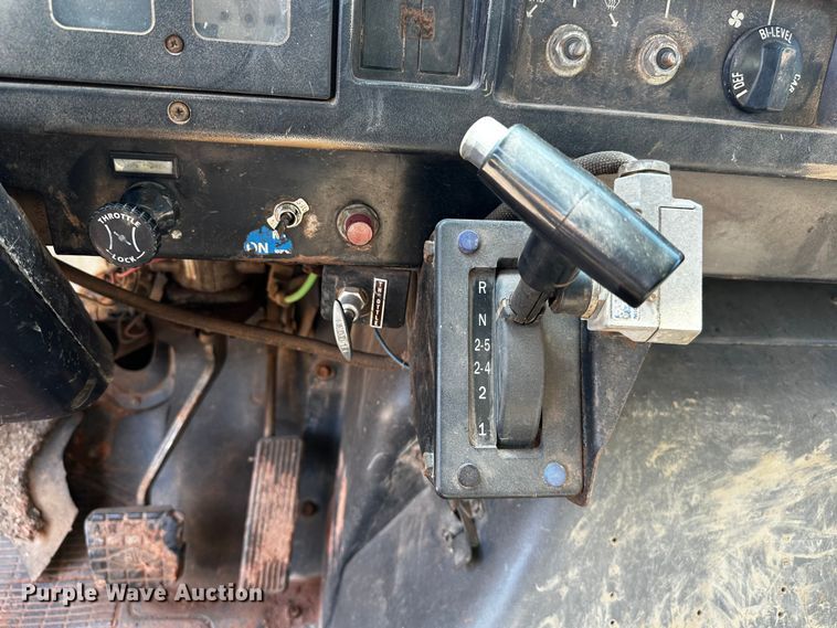 image for item OC9156 1991 International 4900  refuse truck