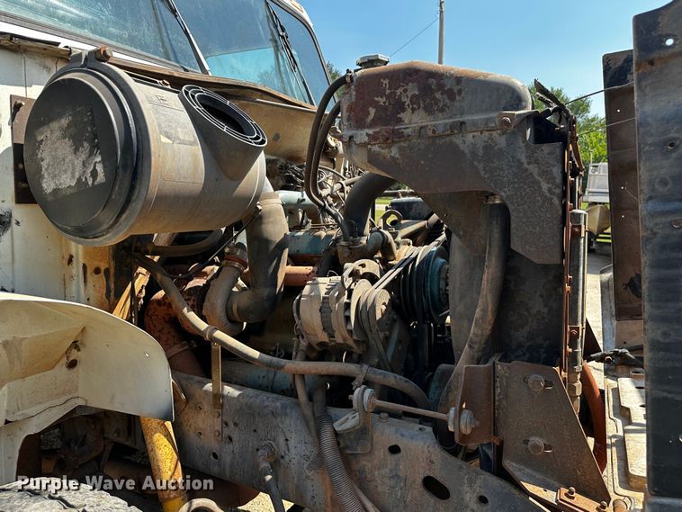 image for item OC9156 1991 International 4900  refuse truck