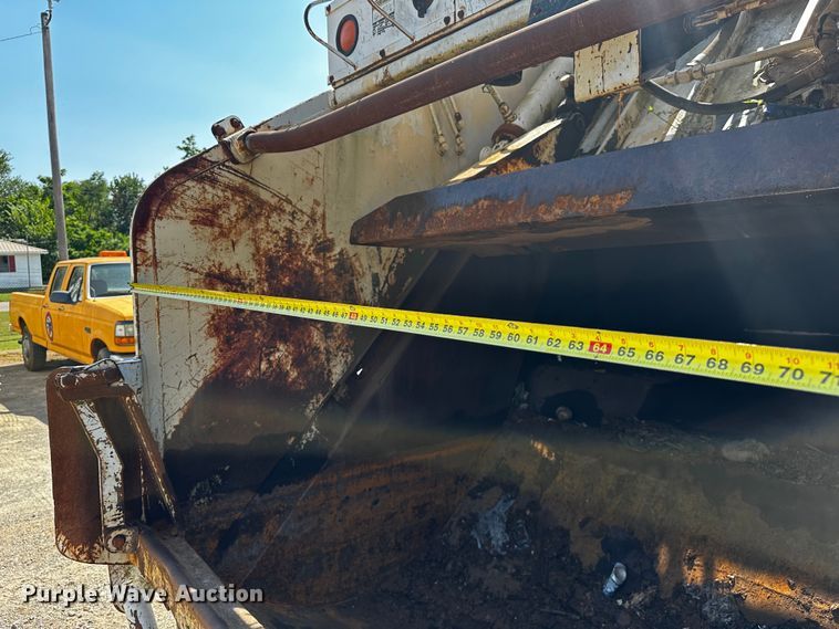 image for item OC9156 1991 International 4900  refuse truck