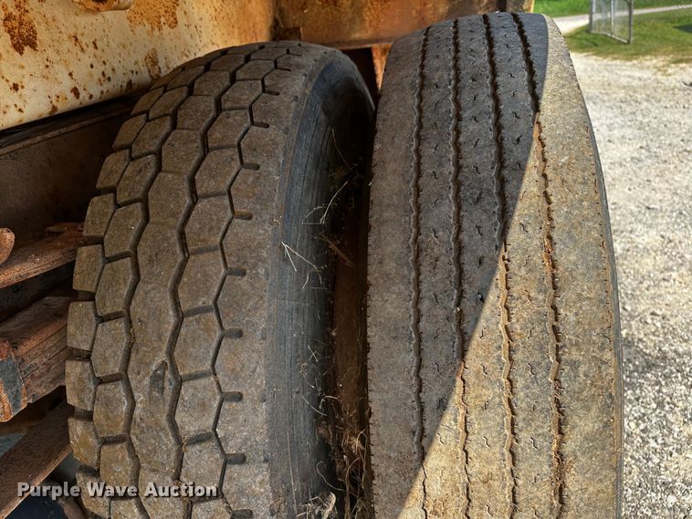 image for item OC9156 1991 International 4900  refuse truck