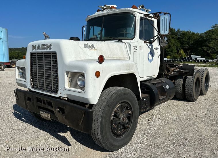 image for item OG9169 1985 Mack R686ST  semi truck