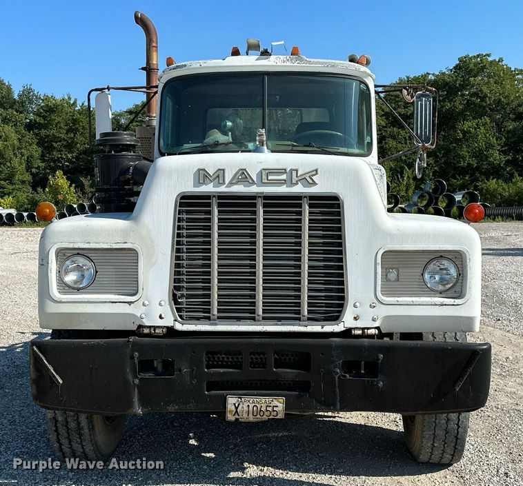 image for item OG9169 1985 Mack R686ST  semi truck