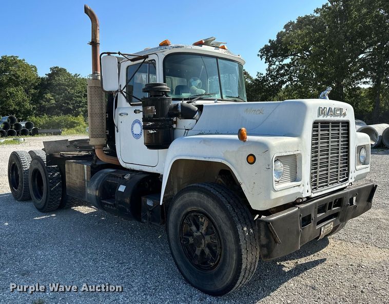 image for item OG9169 1985 Mack R686ST  semi truck