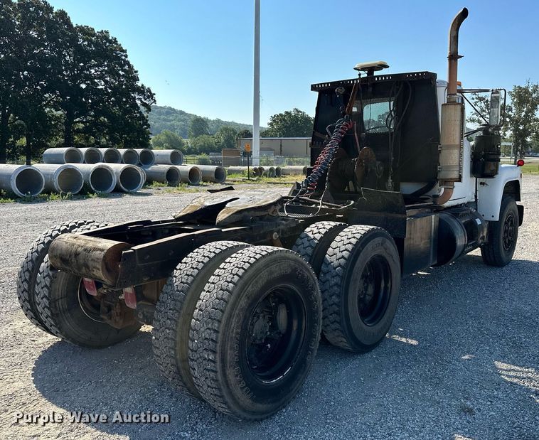 image for item OG9169 1985 Mack R686ST  semi truck