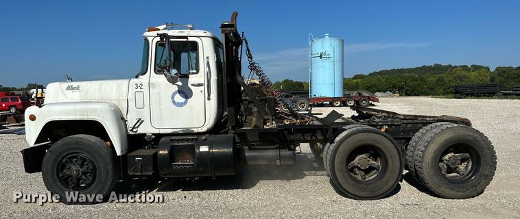 image for item OG9169 1985 Mack R686ST  semi truck