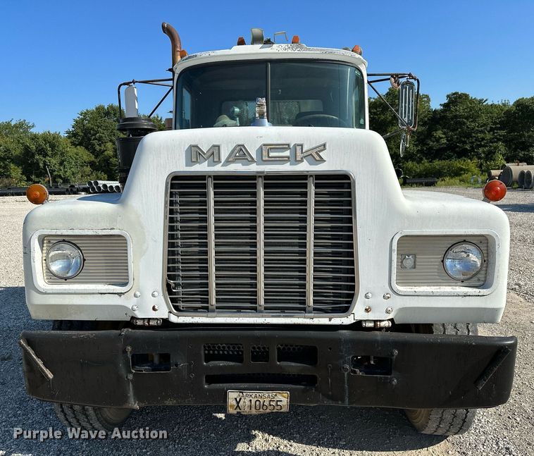 image for item OG9169 1985 Mack R686ST  semi truck