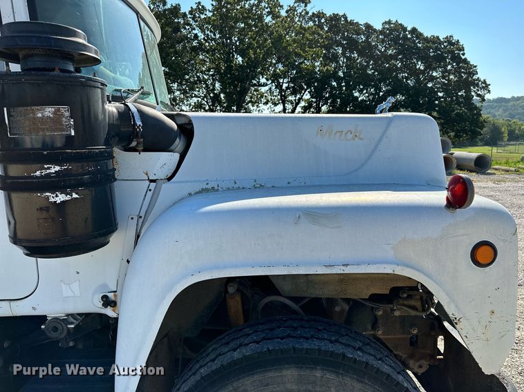 image for item OG9169 1985 Mack R686ST  semi truck