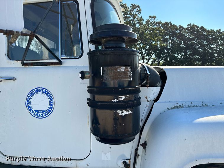 image for item OG9169 1985 Mack R686ST  semi truck