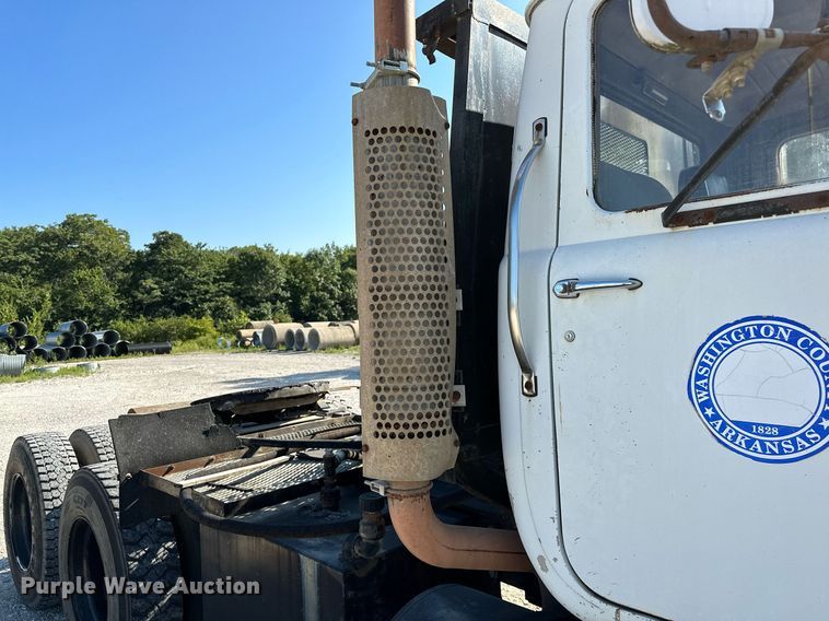 image for item OG9169 1985 Mack R686ST  semi truck