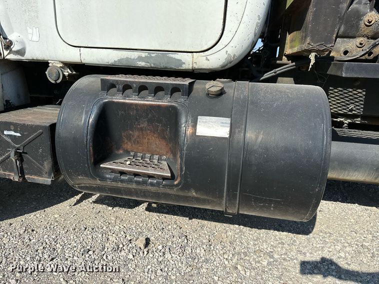 image for item OG9169 1985 Mack R686ST  semi truck