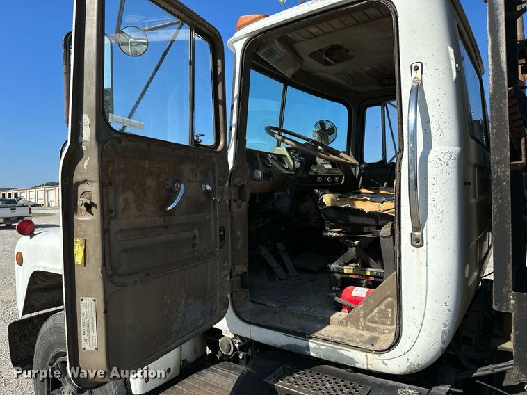 image for item OG9169 1985 Mack R686ST  semi truck