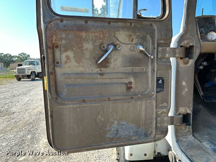 image for item OG9169 1985 Mack R686ST  semi truck