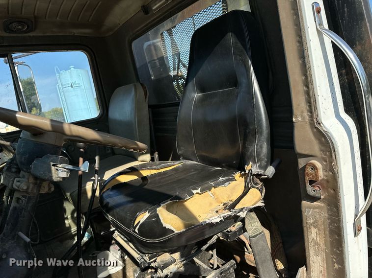 image for item OG9169 1985 Mack R686ST  semi truck