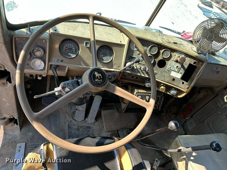 image for item OG9169 1985 Mack R686ST  semi truck