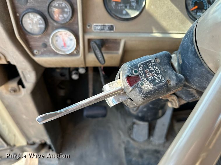 image for item OG9169 1985 Mack R686ST  semi truck