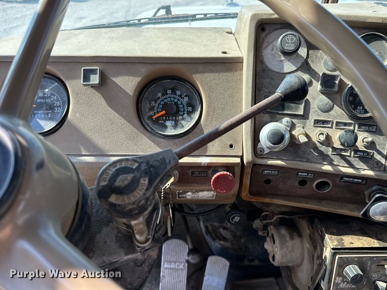 image for item OG9169 1985 Mack R686ST  semi truck