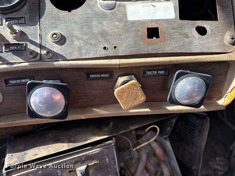 image for item OG9169 1985 Mack R686ST  semi truck