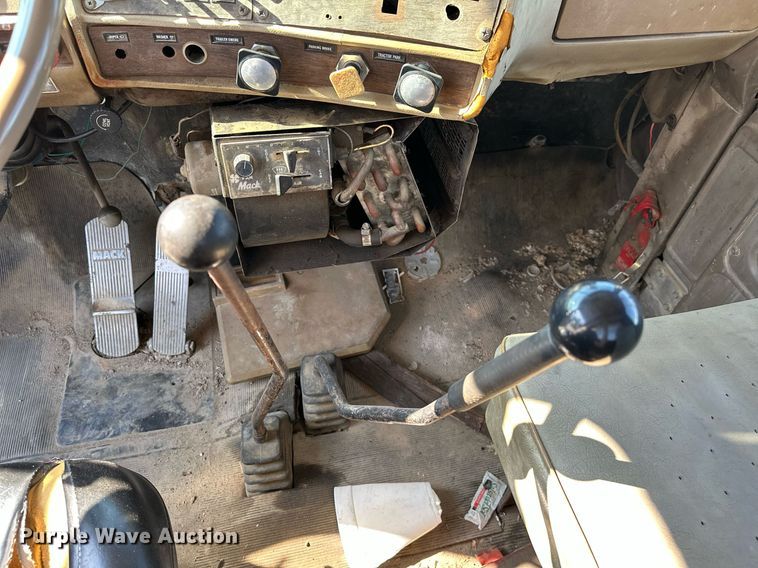 image for item OG9169 1985 Mack R686ST  semi truck