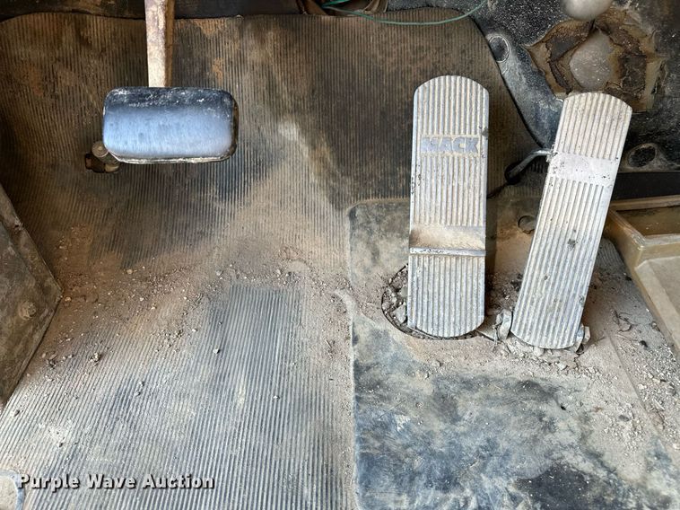 image for item OG9169 1985 Mack R686ST  semi truck