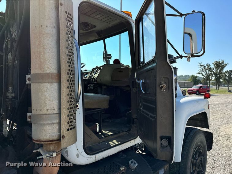 image for item OG9169 1985 Mack R686ST  semi truck