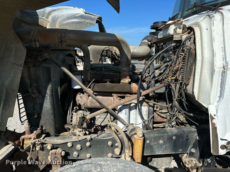 image for item OG9169 1985 Mack R686ST  semi truck