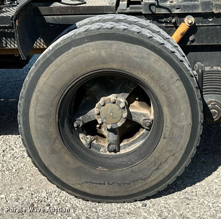 image for item OG9169 1985 Mack R686ST  semi truck