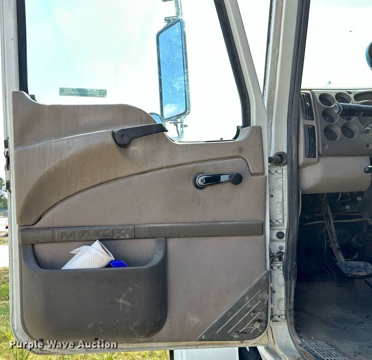 image for item OG9174 2007 Mack  CHN613 dump truck